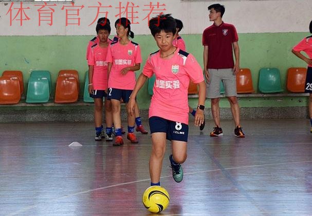 五人制足球进校园活动在即墨进行 重点对青少年足球动作进行规范